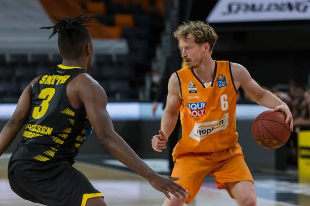 出了一份关 出了一份关